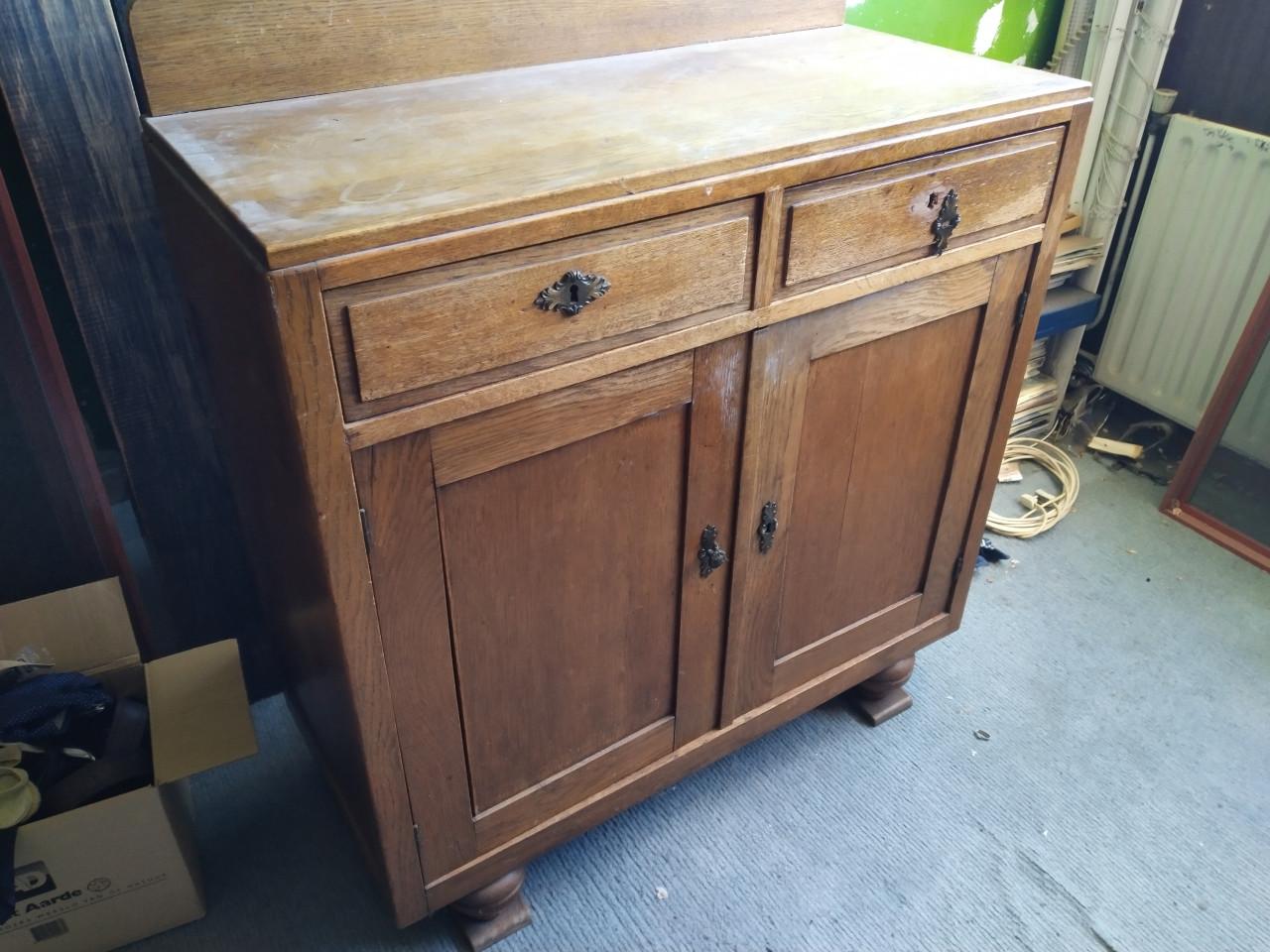 Klein houten dressoir minimaal 50 jaar oud, 50 euro
