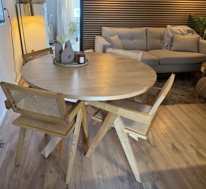 Ronde eettafel met 4 stoelen – te koop wegens verhuizing