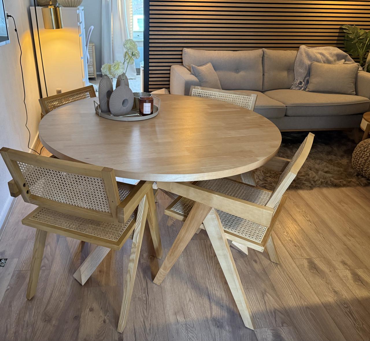 Ronde eettafel met 4 stoelen – te koop wegens verhuizing