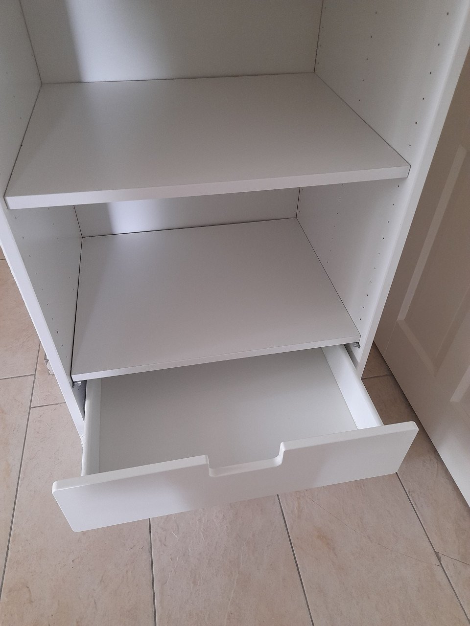 Kastje met 3 laden en 1 plank (in goede staat ) 50 x 60 x 129H