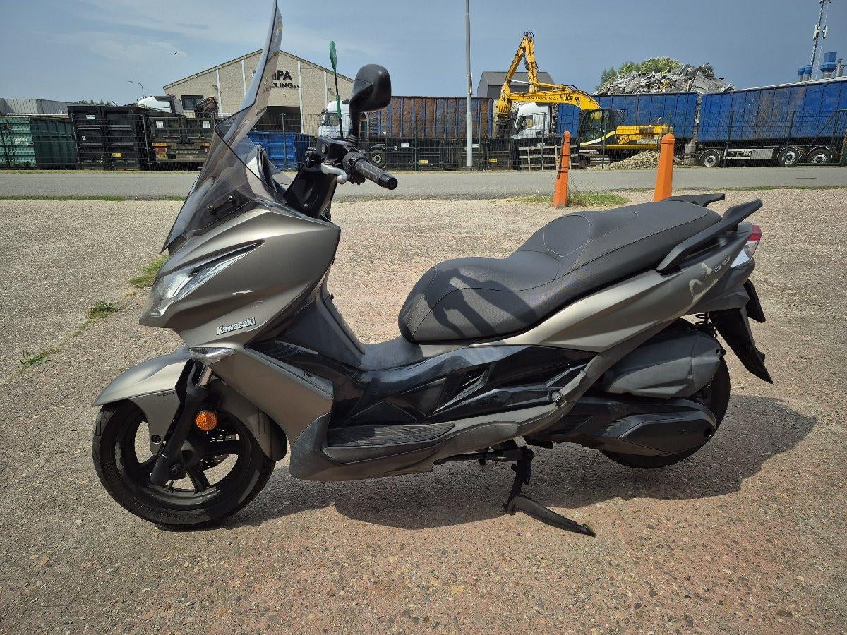 Kawasaki J300 motorscooter uit 2017
