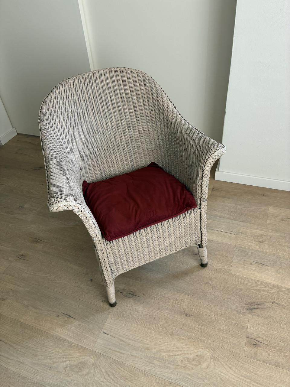 2 Rotan stoelen, 1 wit en 1 rood