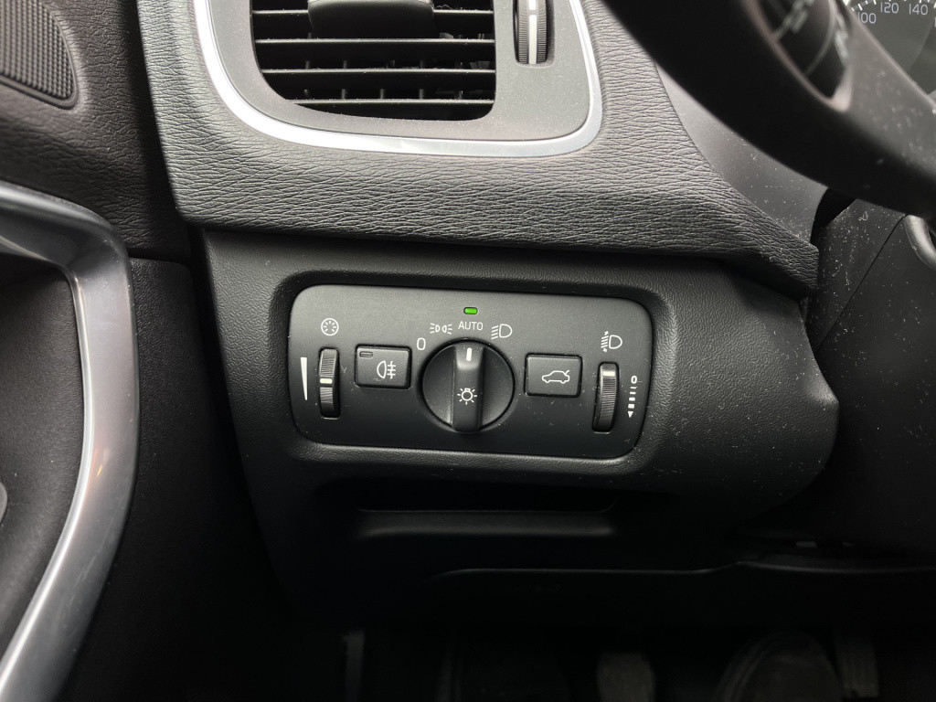 Volvo V40 2.0 t3 momentum | cruise | lmv 17'' | navi