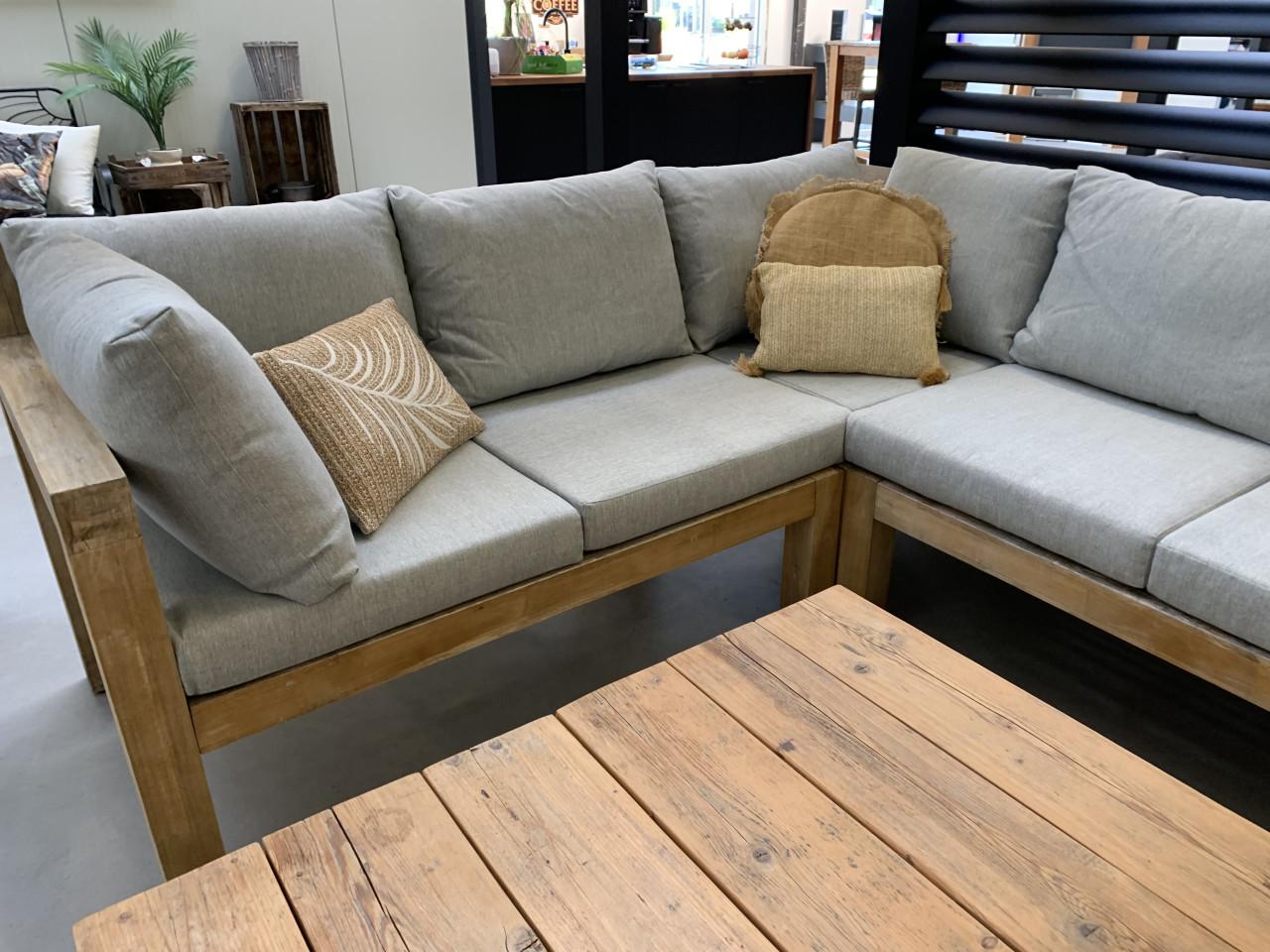 Hardhouten loungeset, met kussens en 2 tafels.