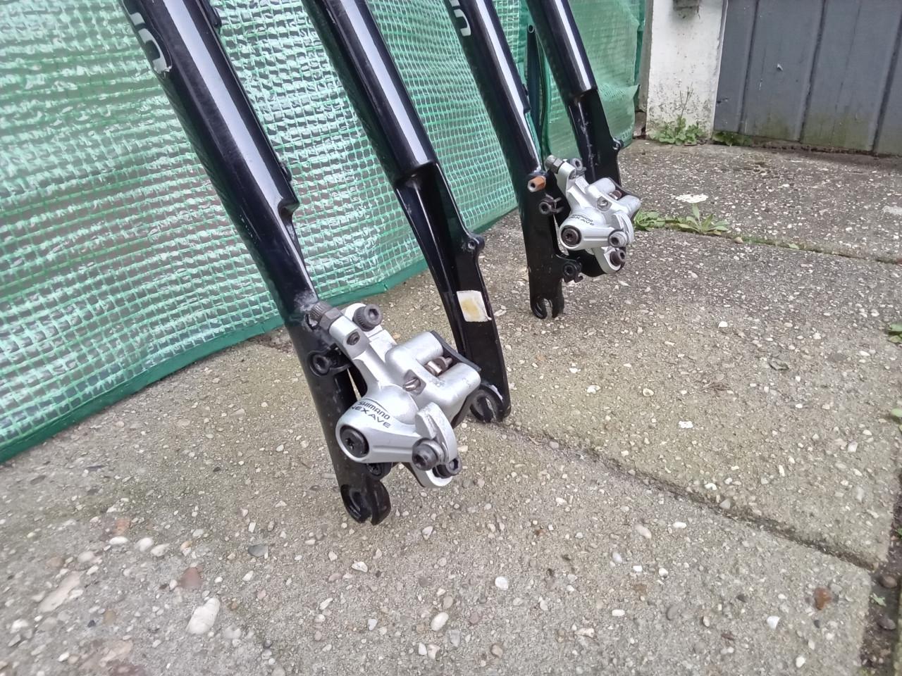 2 STUKS  A-HEAD geveerde voorvork met remtang