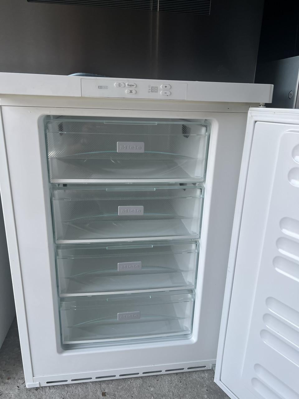 Miele vrieskast met 4 laden 110 liter 85x60 cm. Schoon en netjes