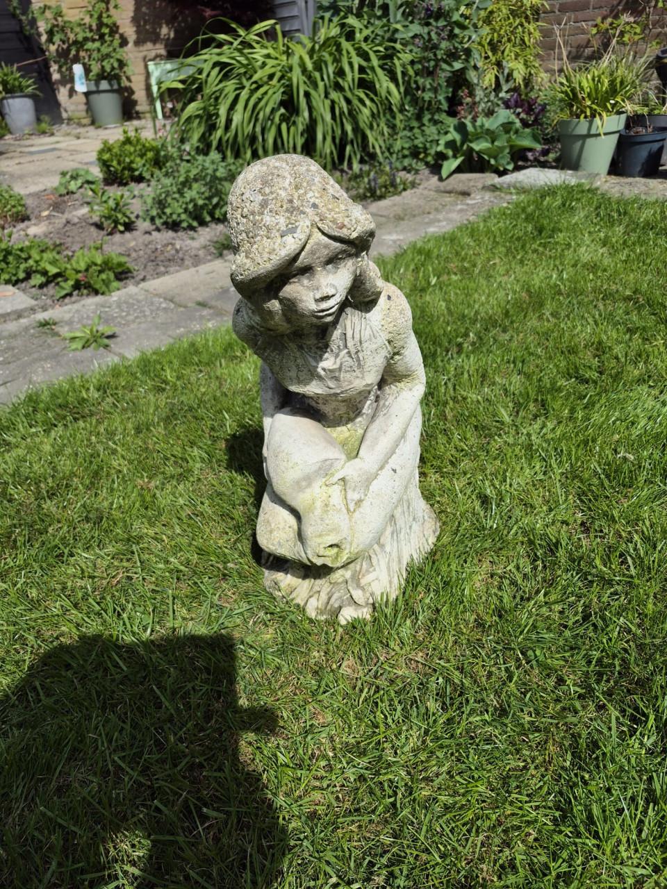 Betonnen tuinbeeld, meisje met waterkan