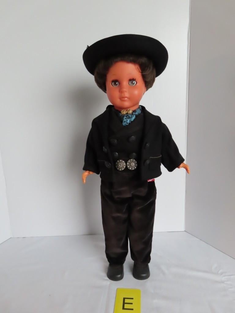 Wij verzorgen Klederdracht poppen Antiek of modern.