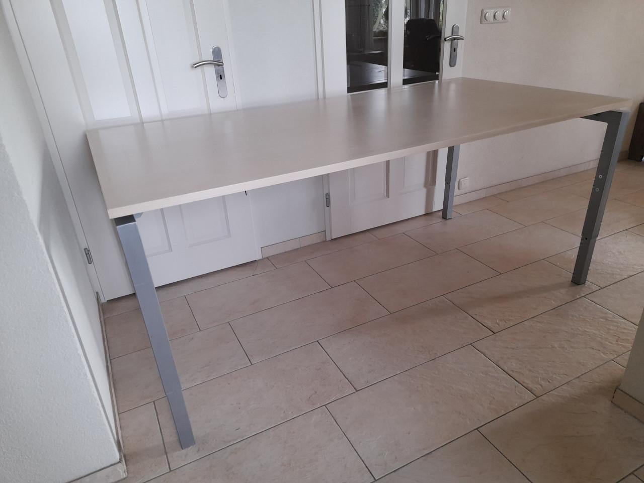 Bureau 100 x 200 (in hoogte verstelbaar van  62/82 cm) in goede staat!