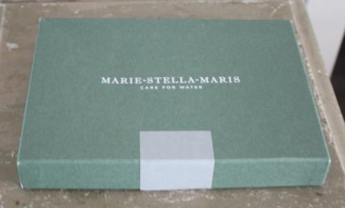 Nieuw, doosje opengemaakt voor de foto's groen doosje