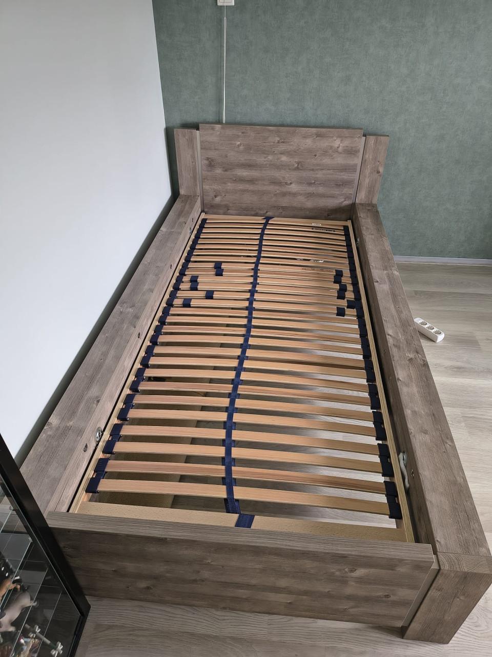 Massief houten 1 persoons bed 90 x 200 (in goede staat )