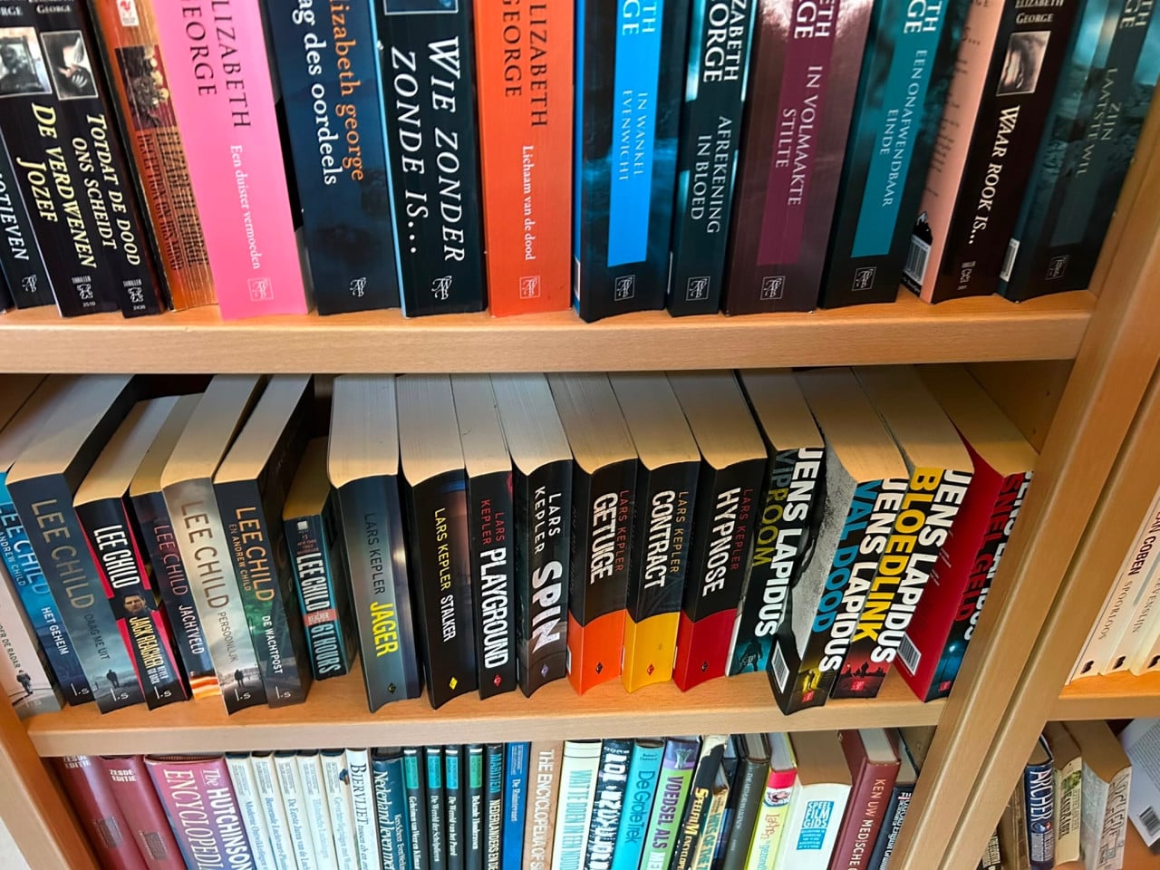 Grote verzameling thrillers (>1.000 st) incl 8 boekenkasten