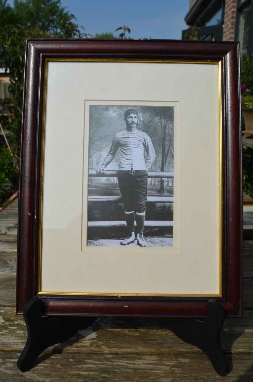 Gekke oude foto van een Voetballer (?)