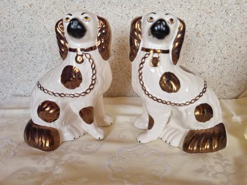 2 aardewerken hondjes