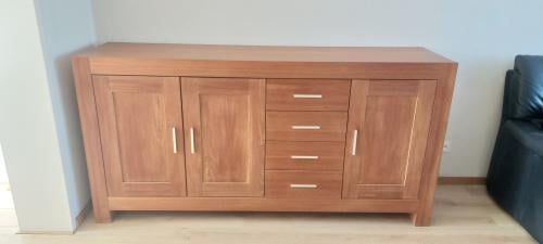 Dressoir, tv-meubel, salontafel, hoektafel, banken en eettafel met stoelen