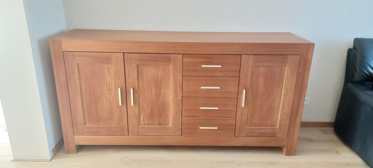 Dressoir, tv-meubel, salontafel, hoektafel, banken en eettafel met stoelen