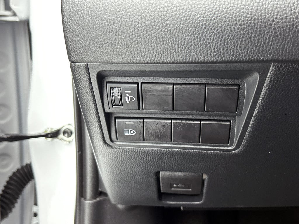 Mazda 2 Hybrid 1.5 centre-line