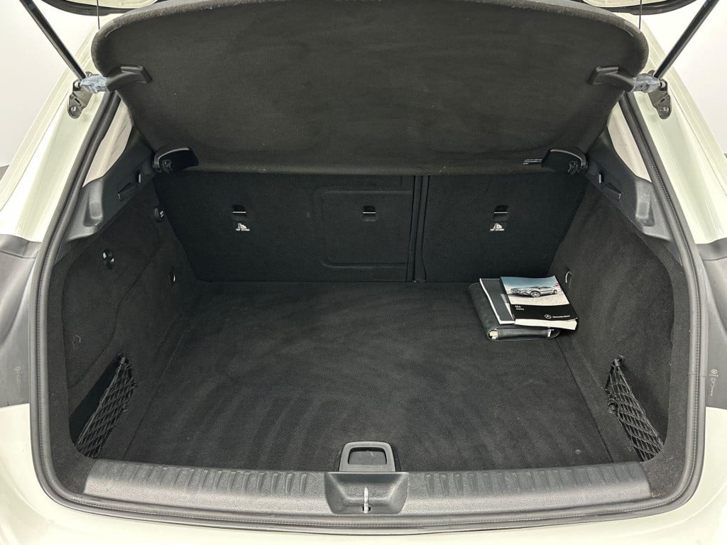 Mercedes-Benz Gla-klasse 180 ambition | panoramadak | navigatie | verwamde 