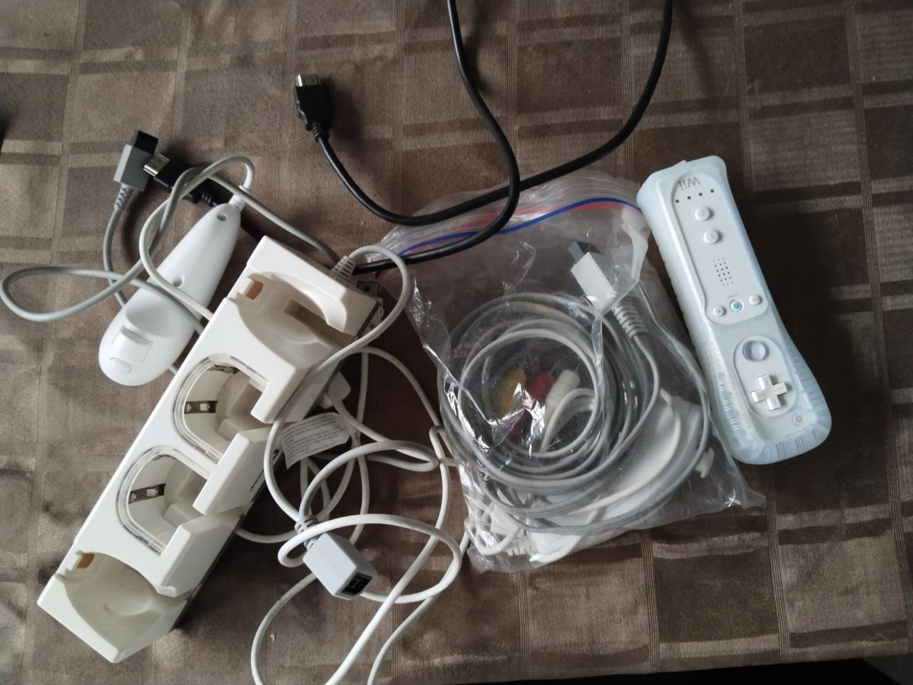 Complete Wii/22 games/2 controllers/hdmi