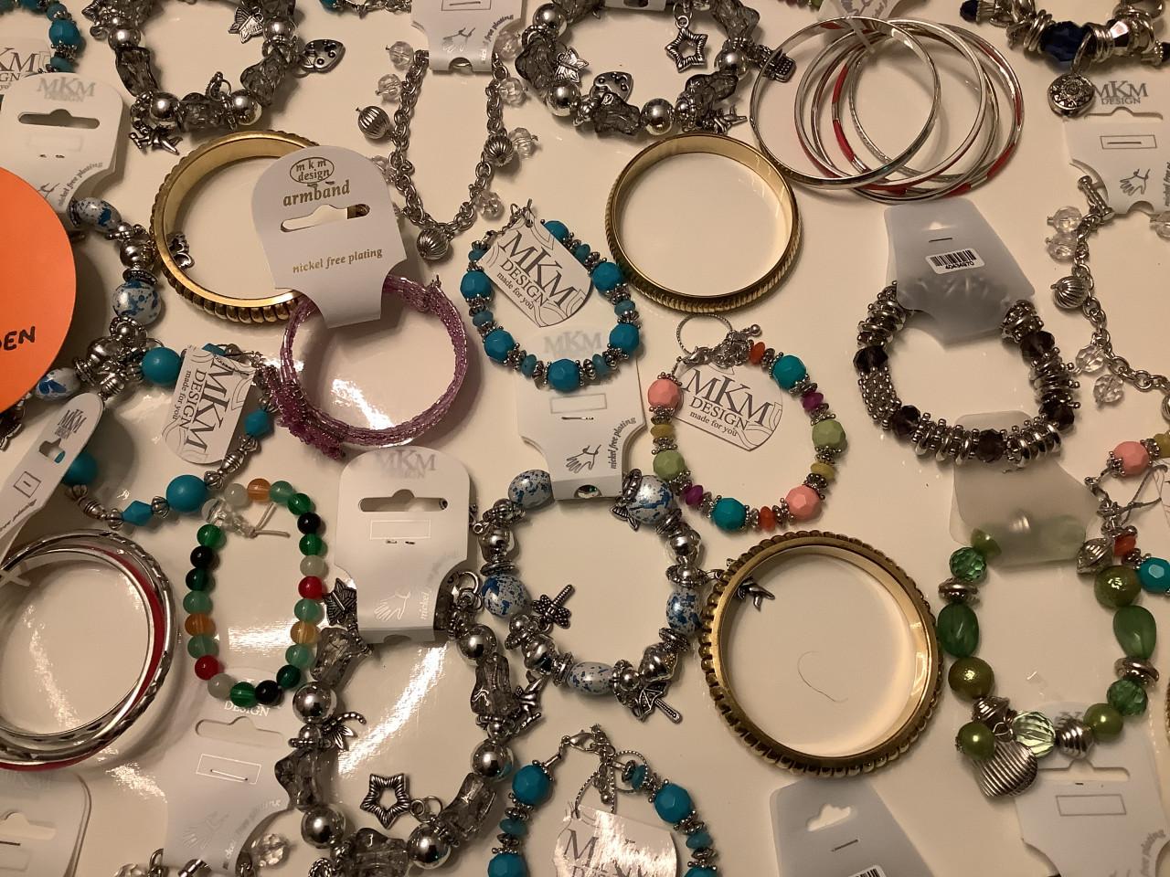 Partij mooie armbanden. ( partij 13)