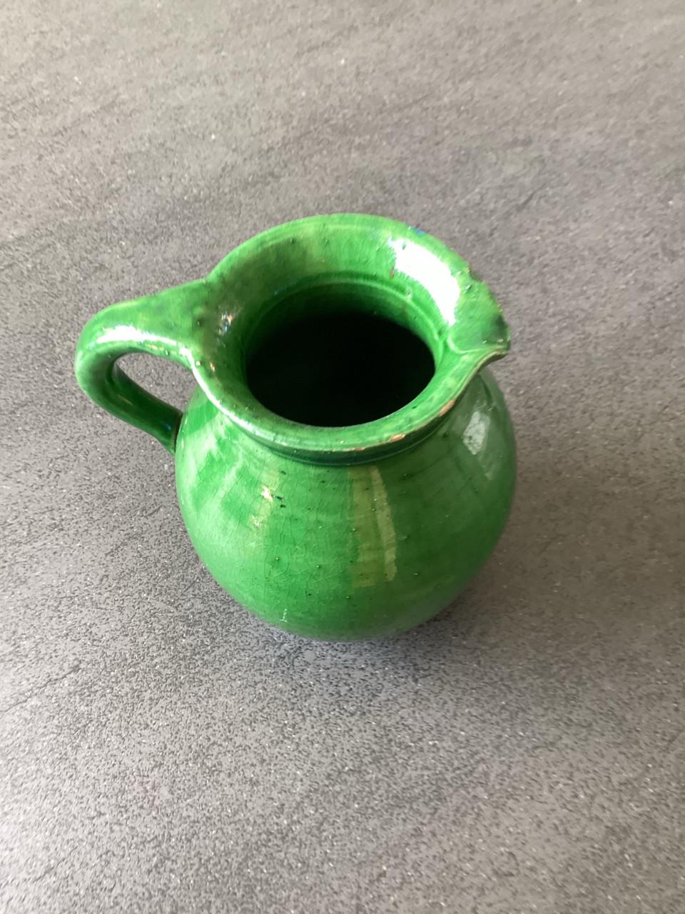 Vintage Geglazuurde groen aardewerk kannetje.