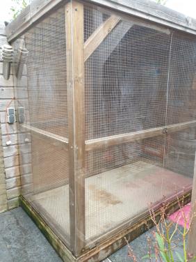 Te koop voliere en regenton