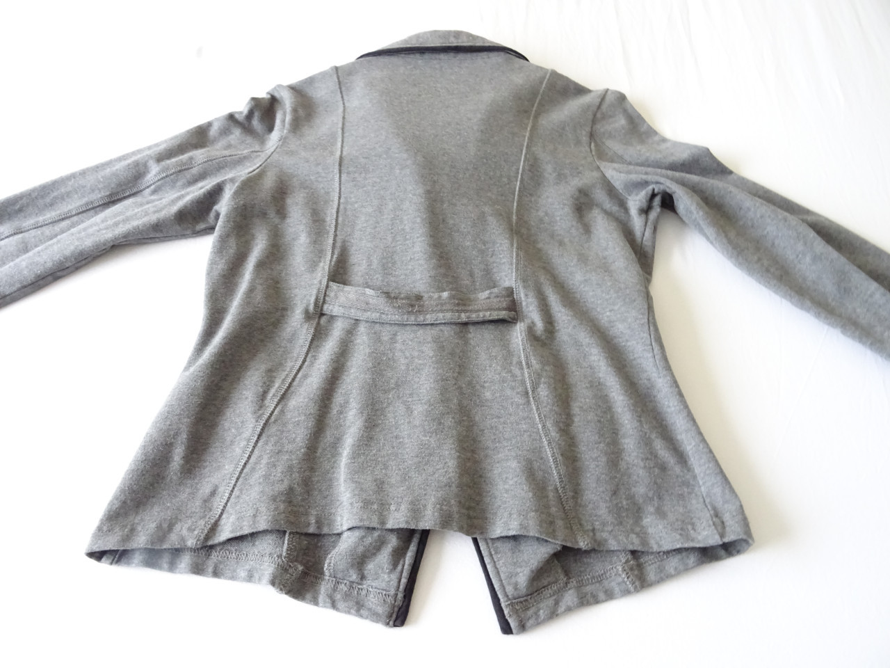 Grijs Dames jasje Merk Mara May   Maat 36/38     voor  € 12,50