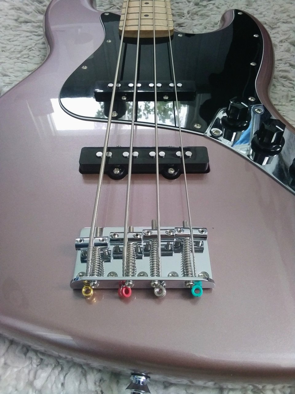 Squier Affinity Jazz Bass 2024 Burgundy Mist/Penny 190 euro.