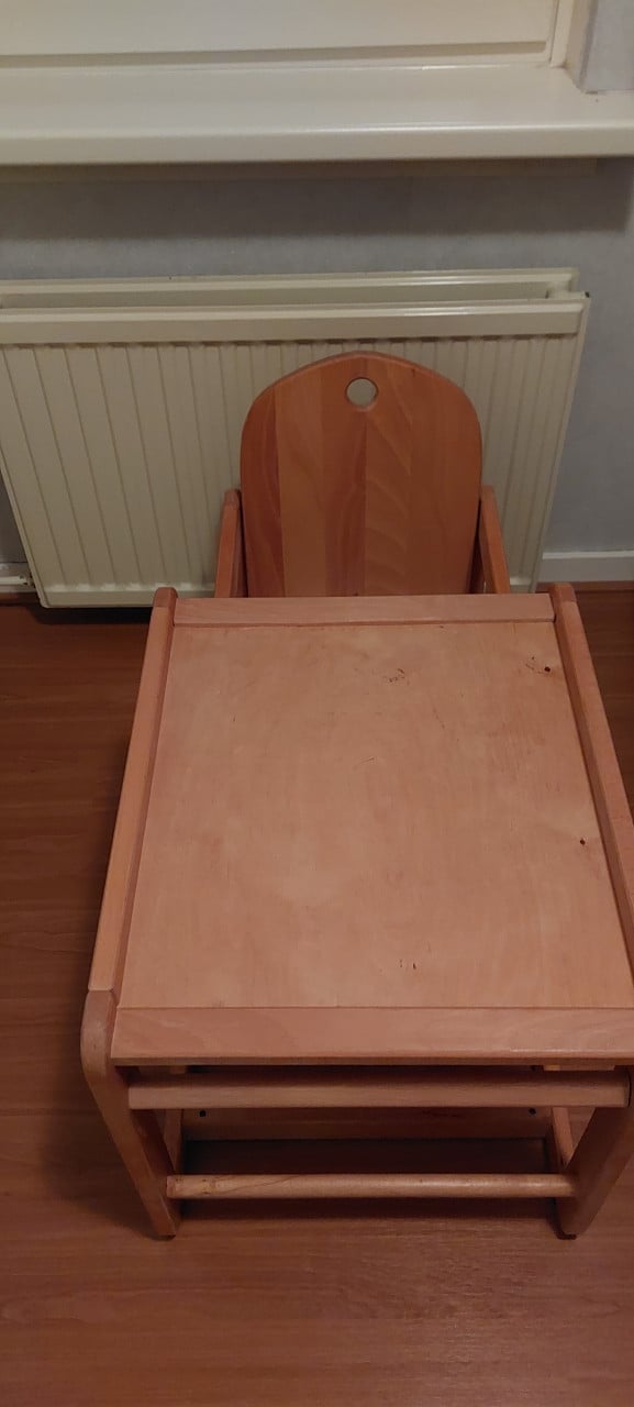 Kinderstoel om te bouwen tot tafel met stoel