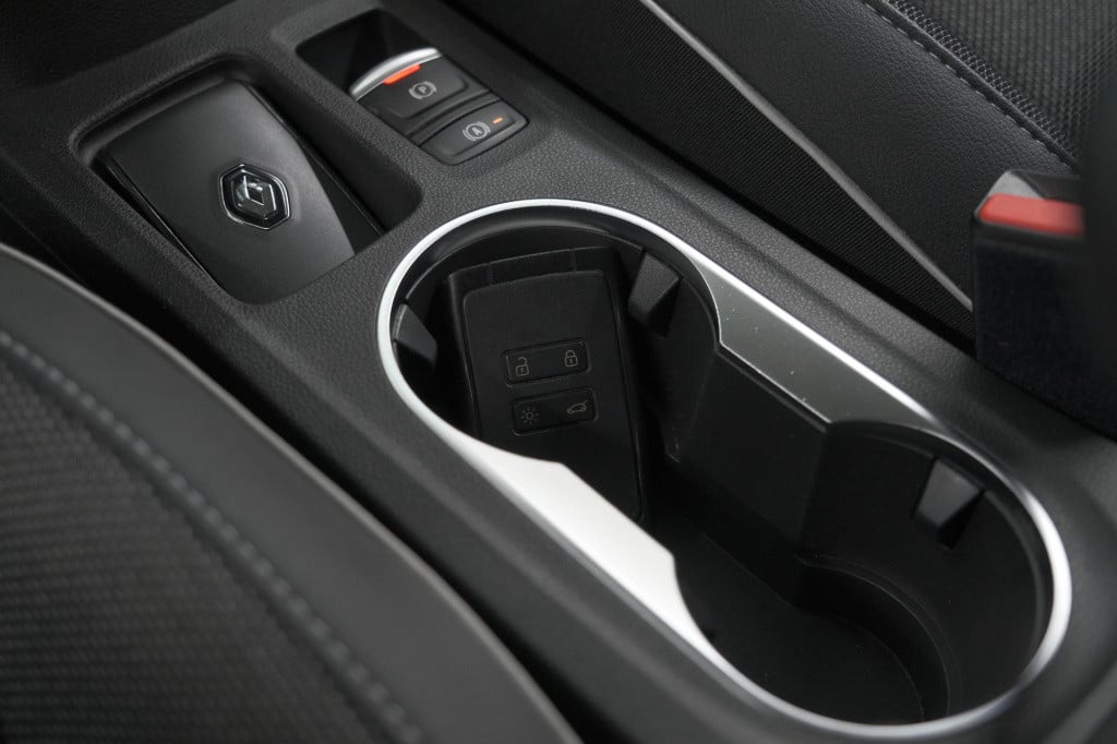 Renault Captur tce 140 edc techno | camera | 9.3 inch groot scherm | stoelv