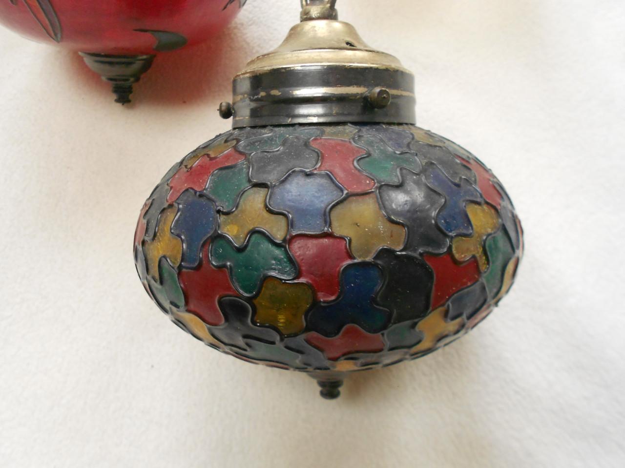 Vintage hanglamp met vijf glazen gekleurde bollen.