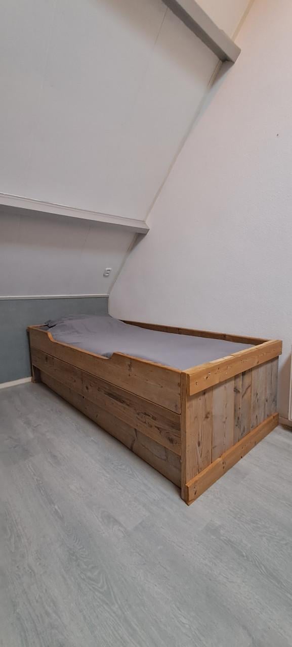 Eenpersoonsbed steigerhout 210x98