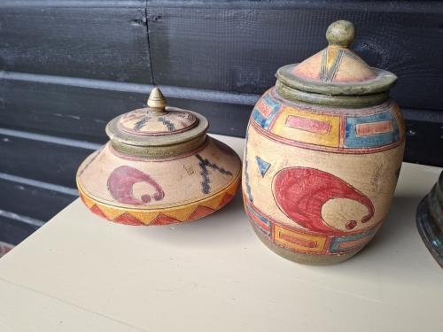 Handbeschilderde potten met deksel. Aardewerk.