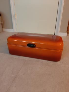 VINTAGE - EMAILLE BROODTROMMEL - KLEUR ROOD / ORANJE - NIET BESCHADIGD