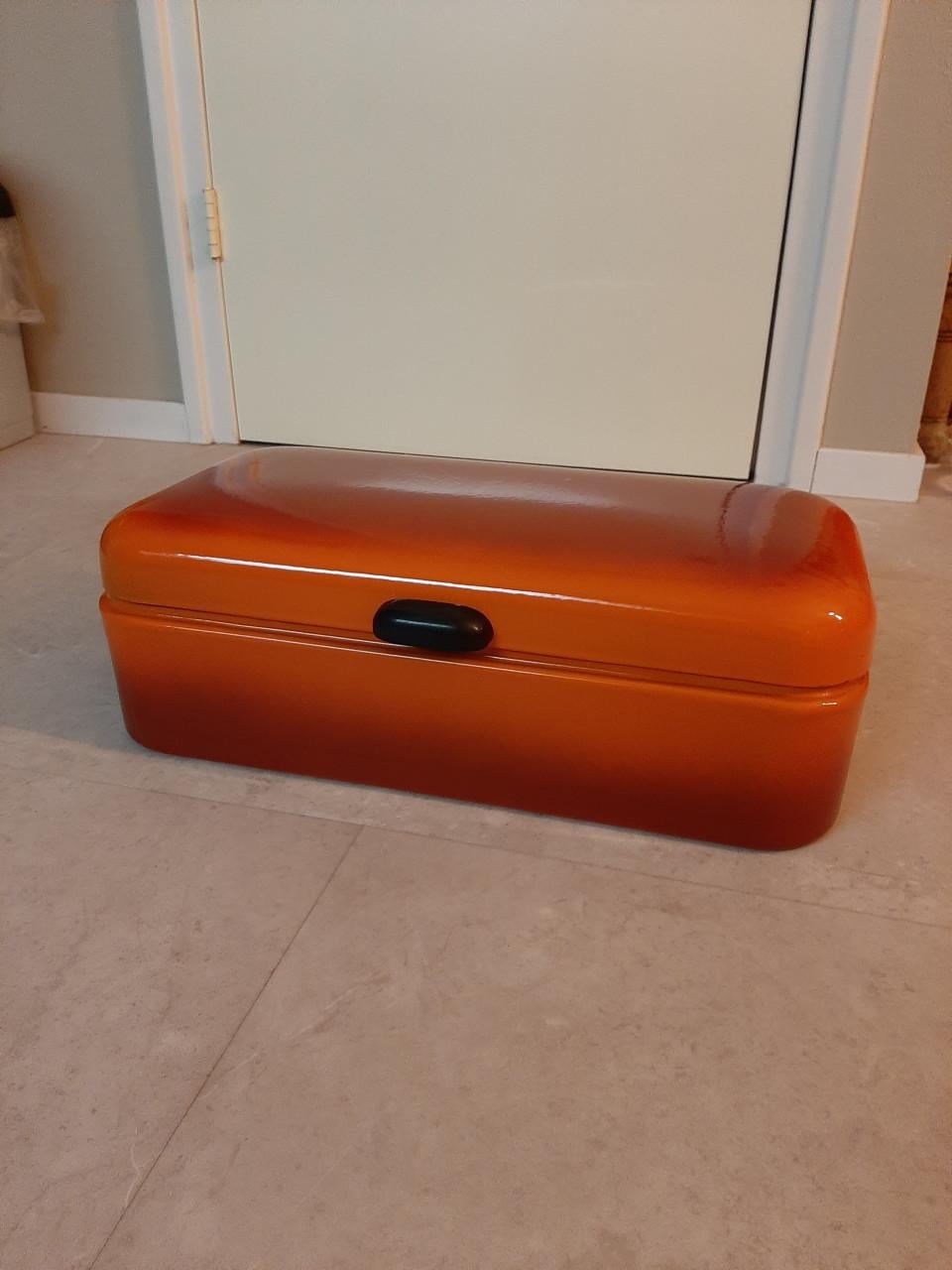 VINTAGE - EMAILLE BROODTROMMEL - KLEUR ROOD / ORANJE - NIET BESCHADIGD