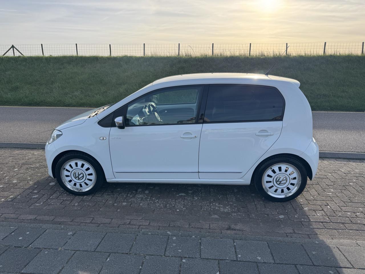 Volkswagen 1.0 High up! Bluemotion white edition