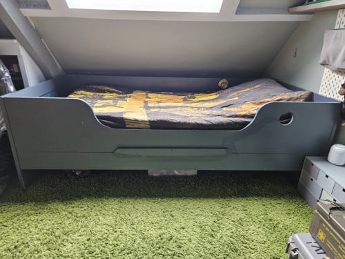 GERESERVEERD! één persoonsbed met lattenbodem en goede matras