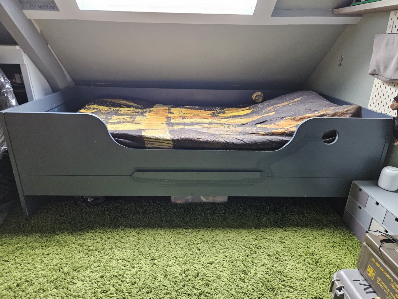 GERESERVEERD! één persoonsbed met lattenbodem en goede matras