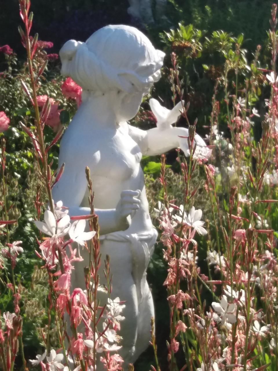Prachtig tuinbeeld meisje met vlinder