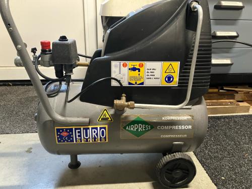 Compressor Airpress, 24L, 8 bar, in nette staat met handleiding