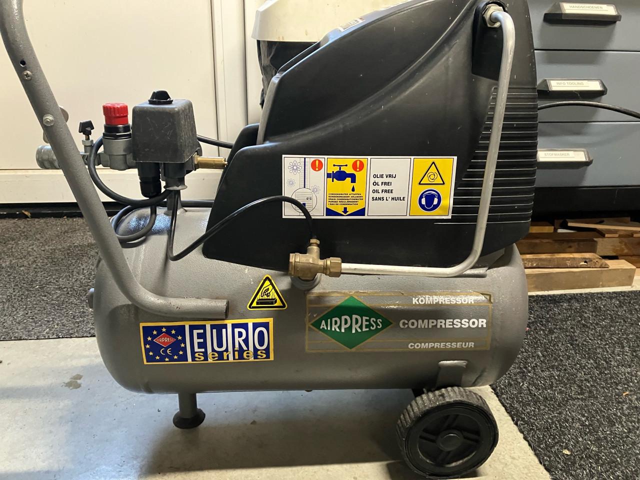 Compressor Airpress, 24L, 8 bar, in nette staat met handleiding
