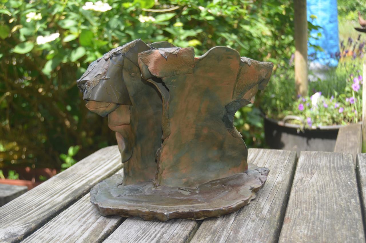 Terracotta en loden beeldengroep van 2 bustes, gesigneerd.