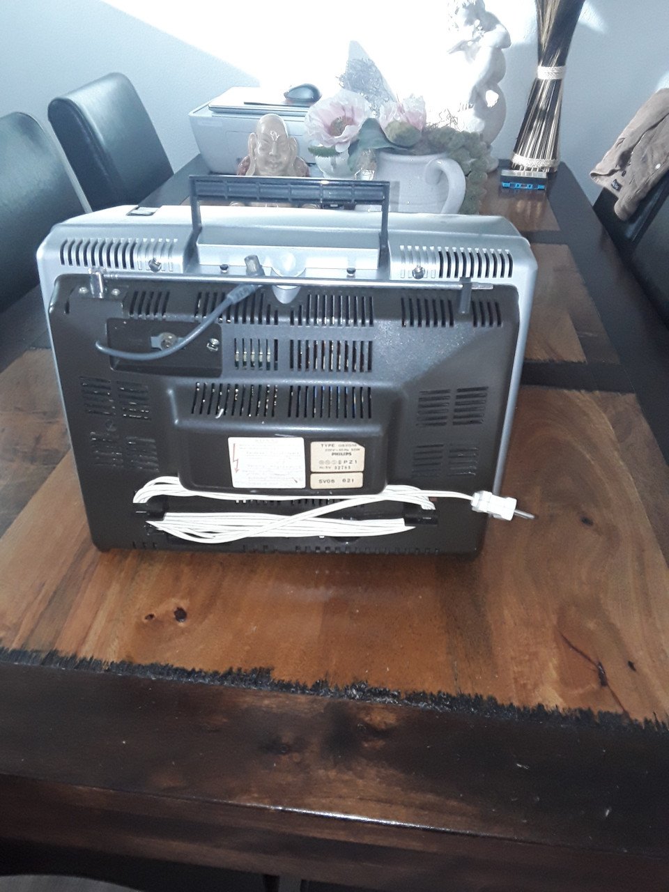 Te koop een  vintage draagbare tv Philips