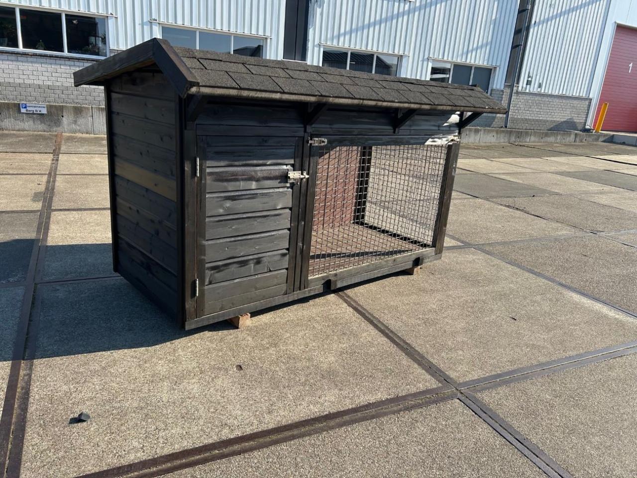 Prachtig groot hondenhok