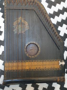 Antieke tafelgitaar.