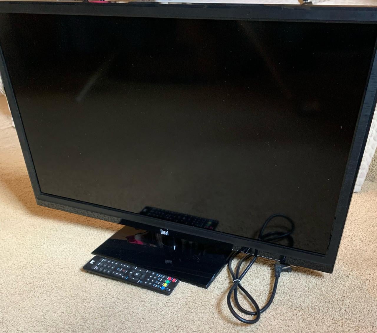 TV van Dual 32 inch met afstandbediening zwart.