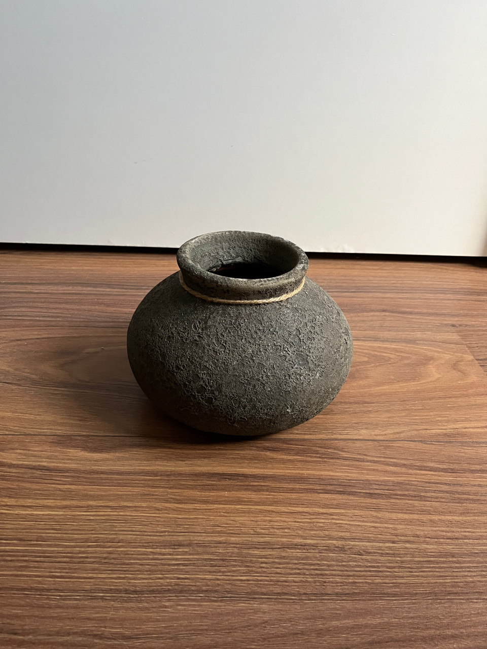 Stenen grijze pot