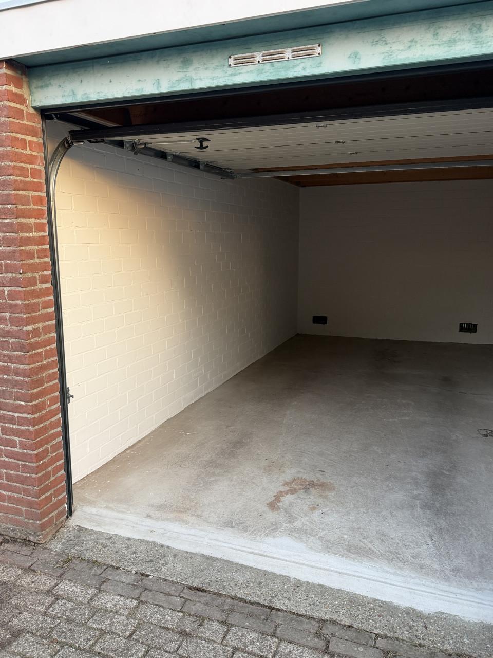 Te koop garagebox met nieuwe roldeur in Goes