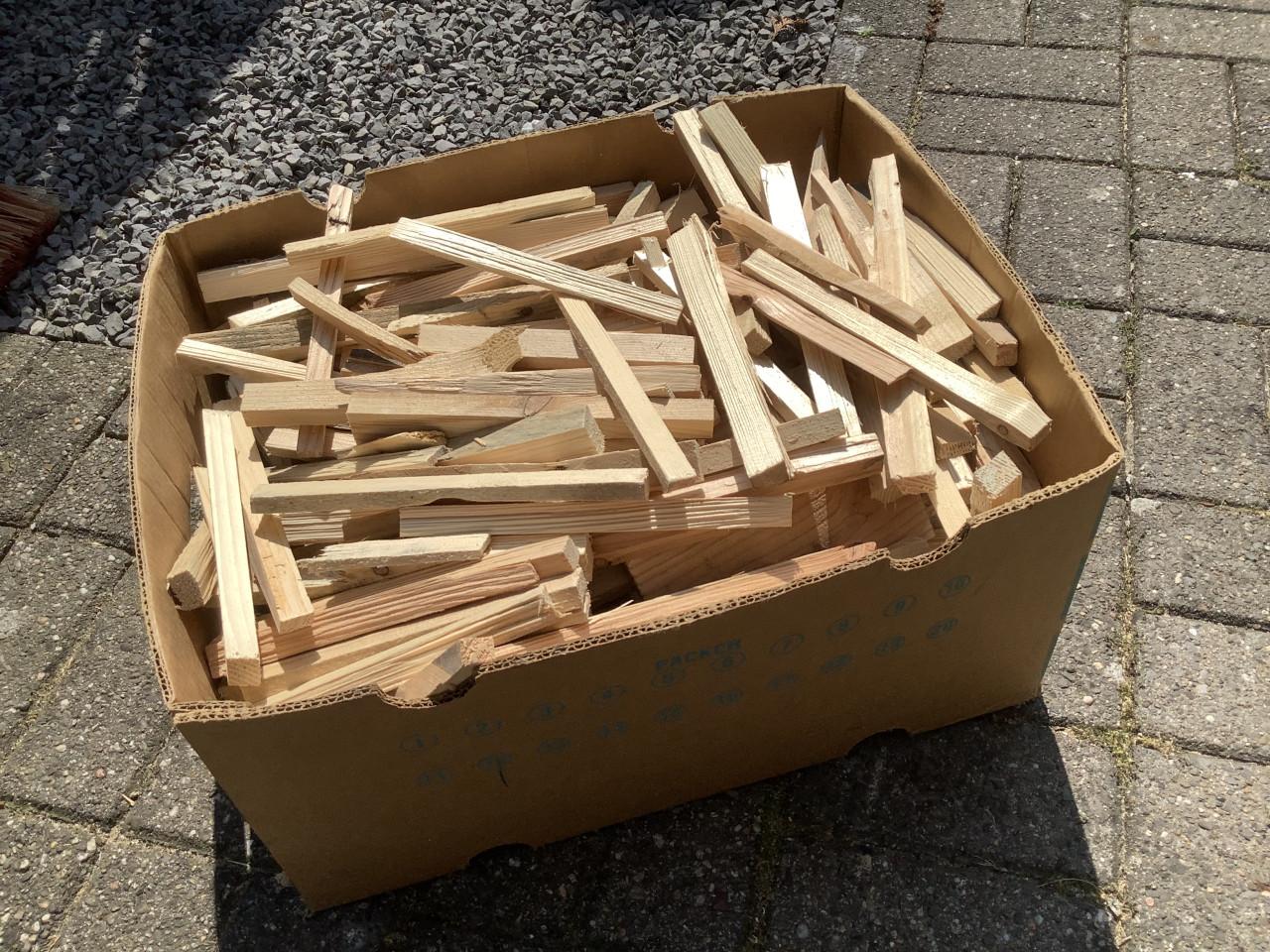 Weer 2 bananendozen met gekapte stukken aanmaakhout.