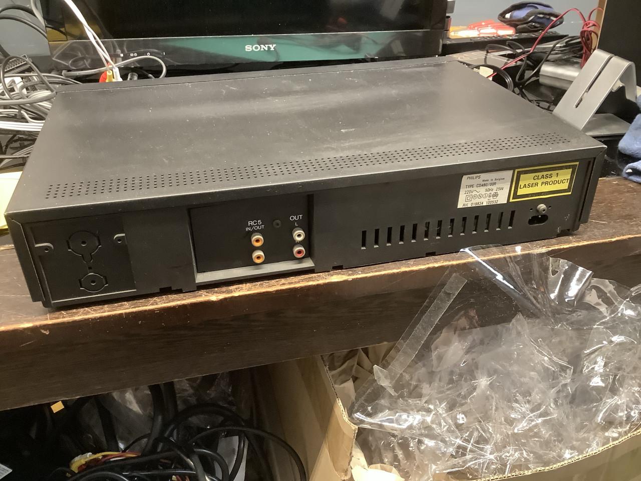 Philips cd speler type CD480/00R + stapel muziek cd’s Met voeding en tulp